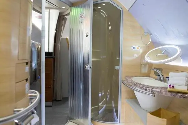 emirates shower 3